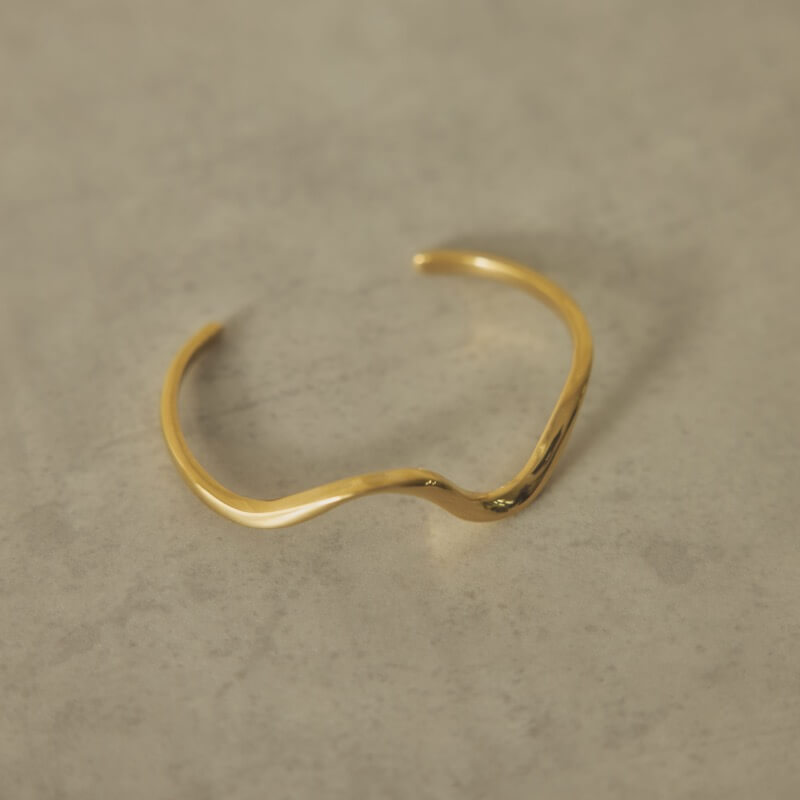 ゴールドのウェーブバングル