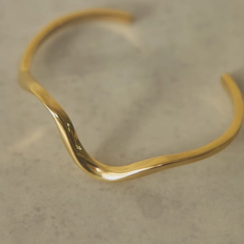 ゴールドのウェーブバングル