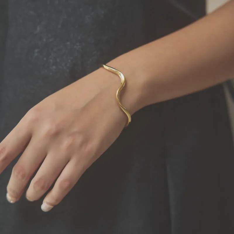 ゴールドのウェーブバングル