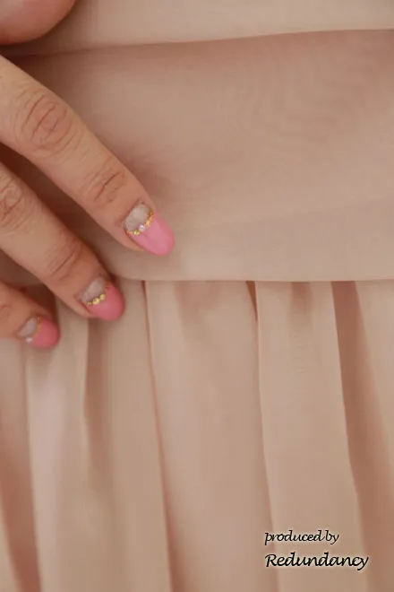 ピンクベージュのティアードシフォンワンピ