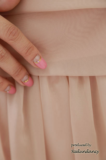 ピンクベージュのティアードシフォンワンピ