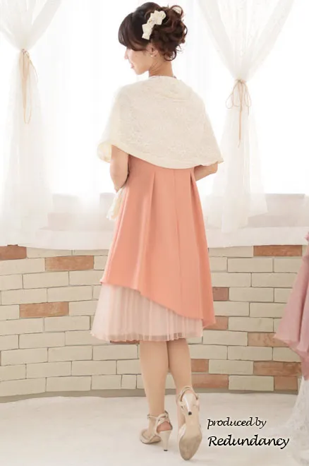 ライトベージュのリボンビジュー付きバレッタ