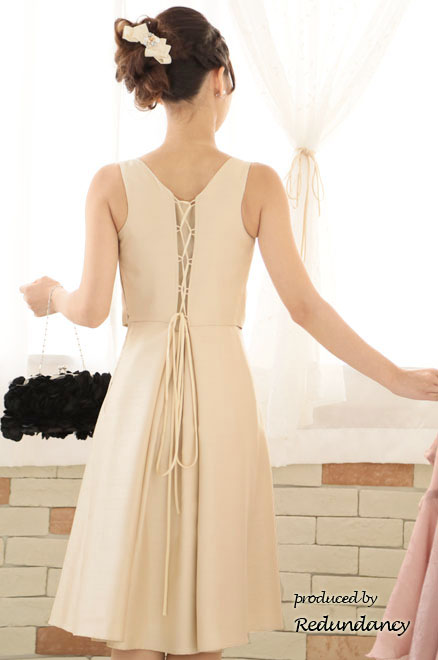 ライトベージュのリボンビジュー付きバレッタ