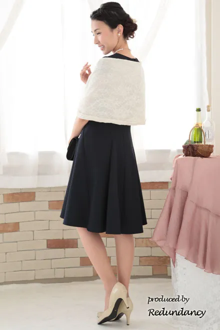 ライトベージュのリボンビジュー付きバレッタ