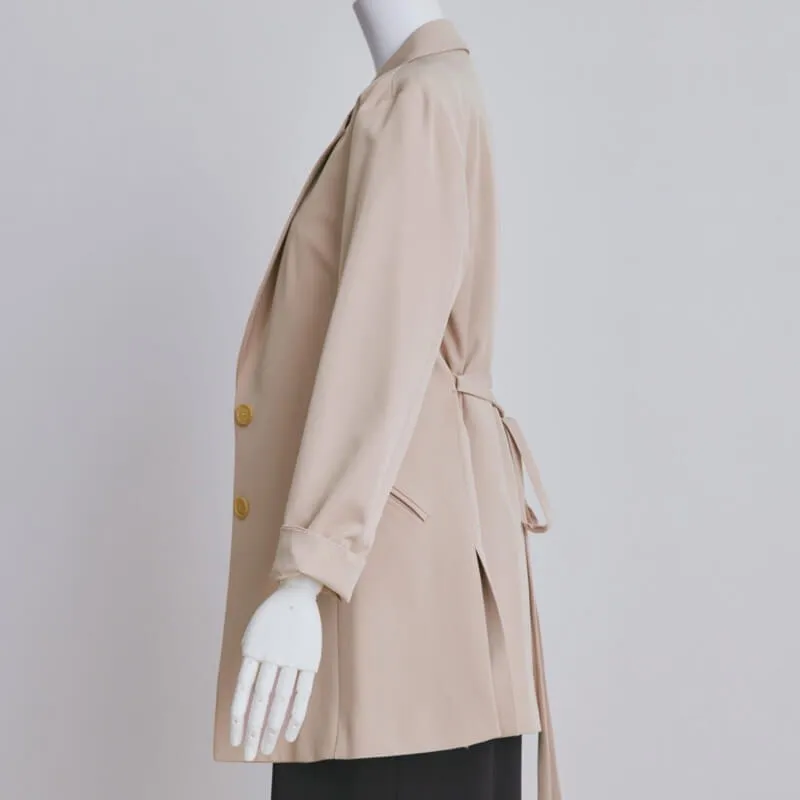 ベージュのテーラードジャケット