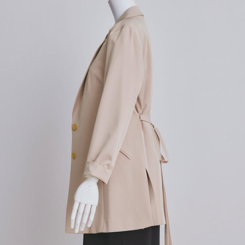 ベージュのテーラードジャケット