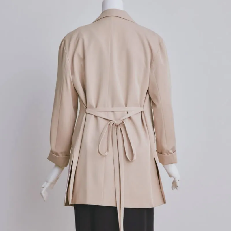 ベージュのテーラードジャケット