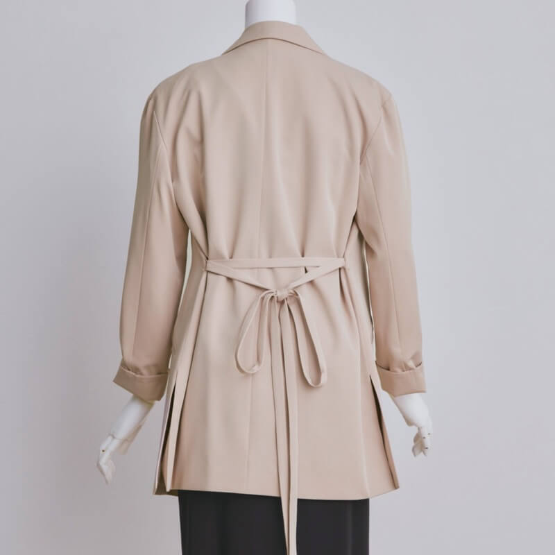 ベージュのテーラードジャケット