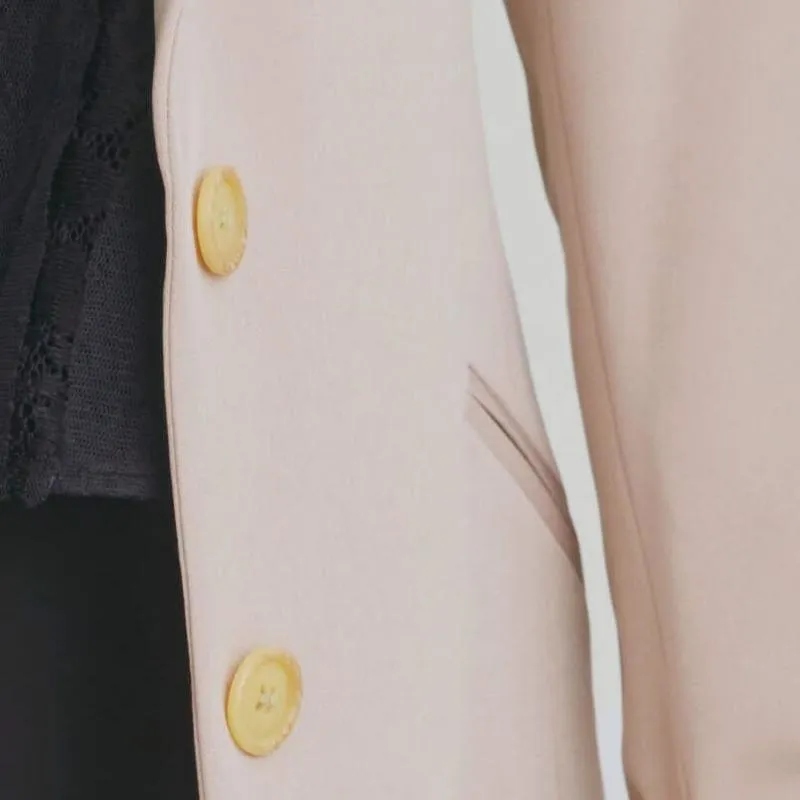 ベージュのテーラードジャケット