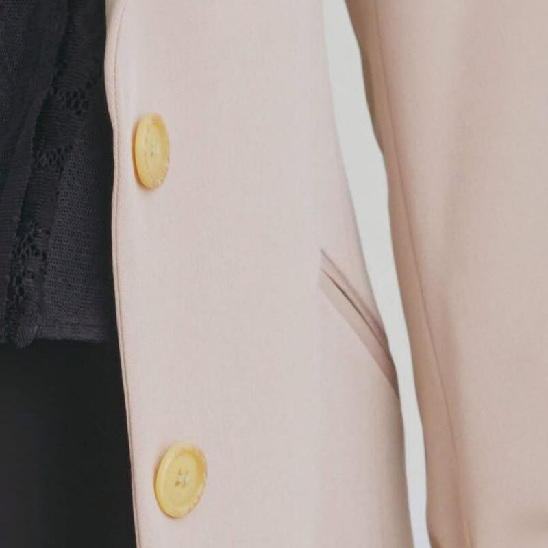 ベージュのテーラードジャケット