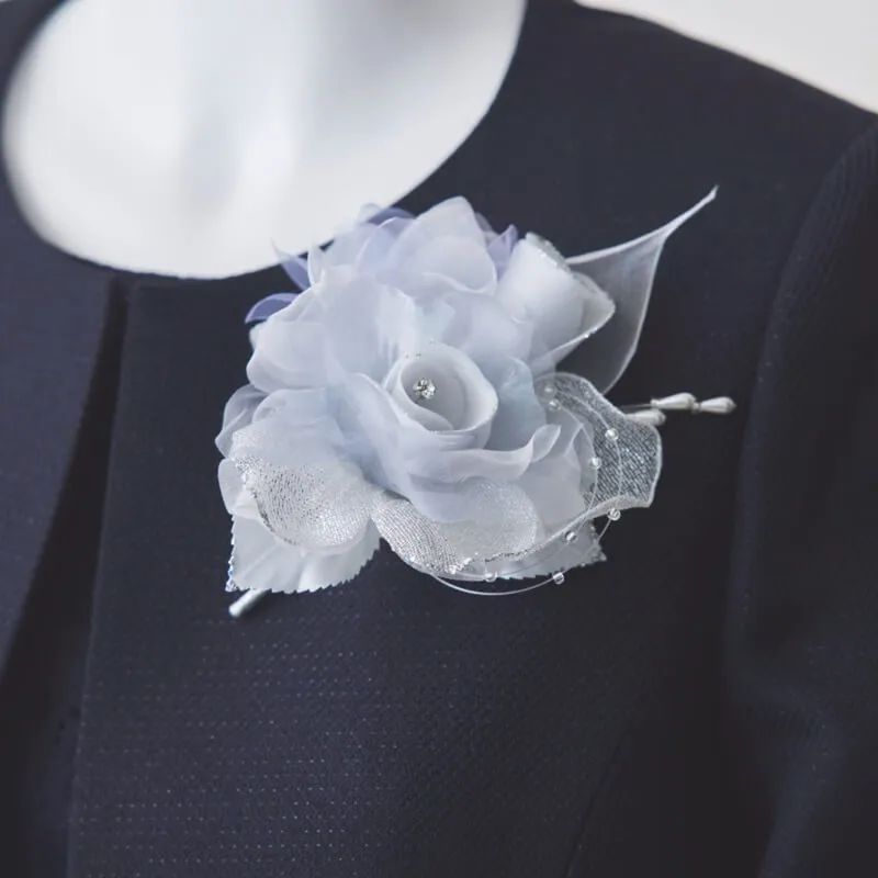 シルバーのフラワーコサージュ