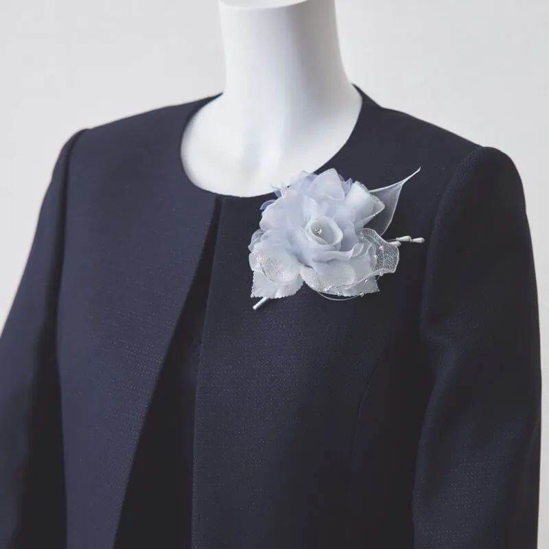 シルバーのフラワーコサージュ