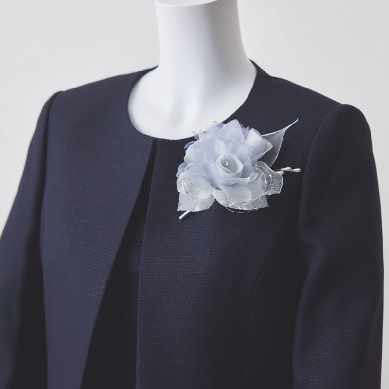 シルバーのフラワーコサージュ