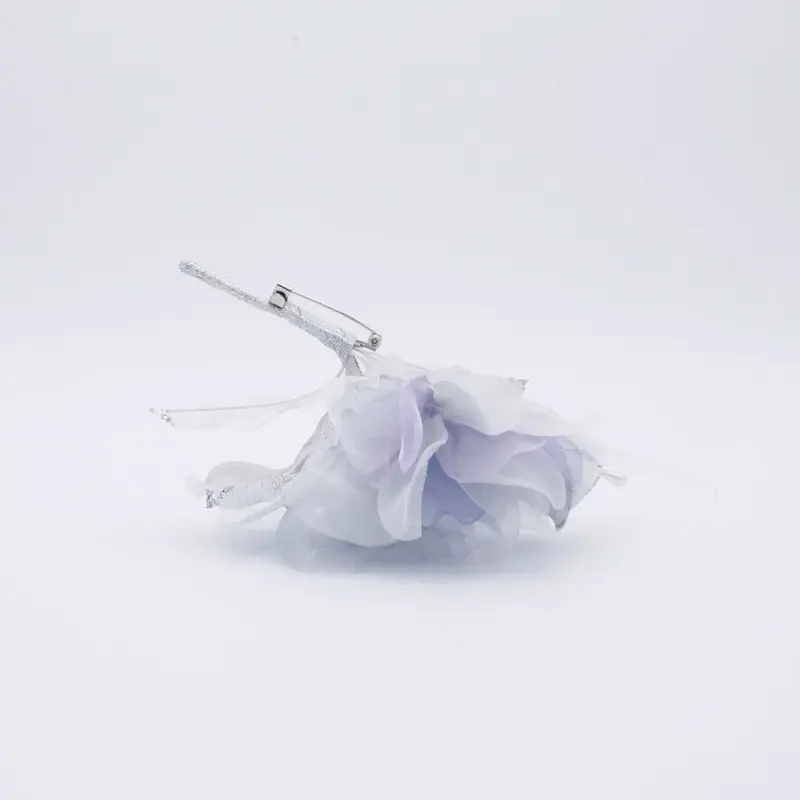 シルバーのフラワーコサージュ