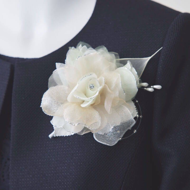 ライトグリーンのフラワーコサージュ