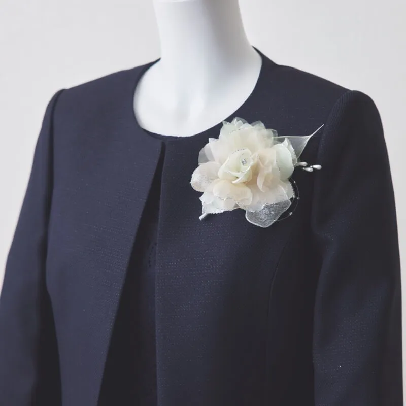 ライトグリーンのフラワーコサージュ