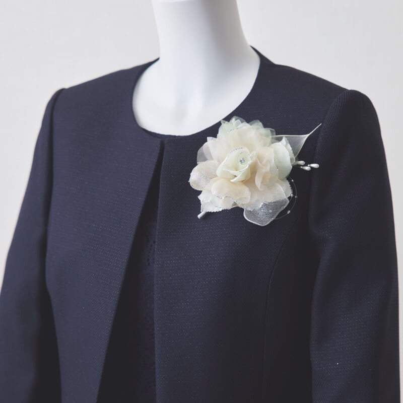 ライトグリーンのフラワーコサージュ