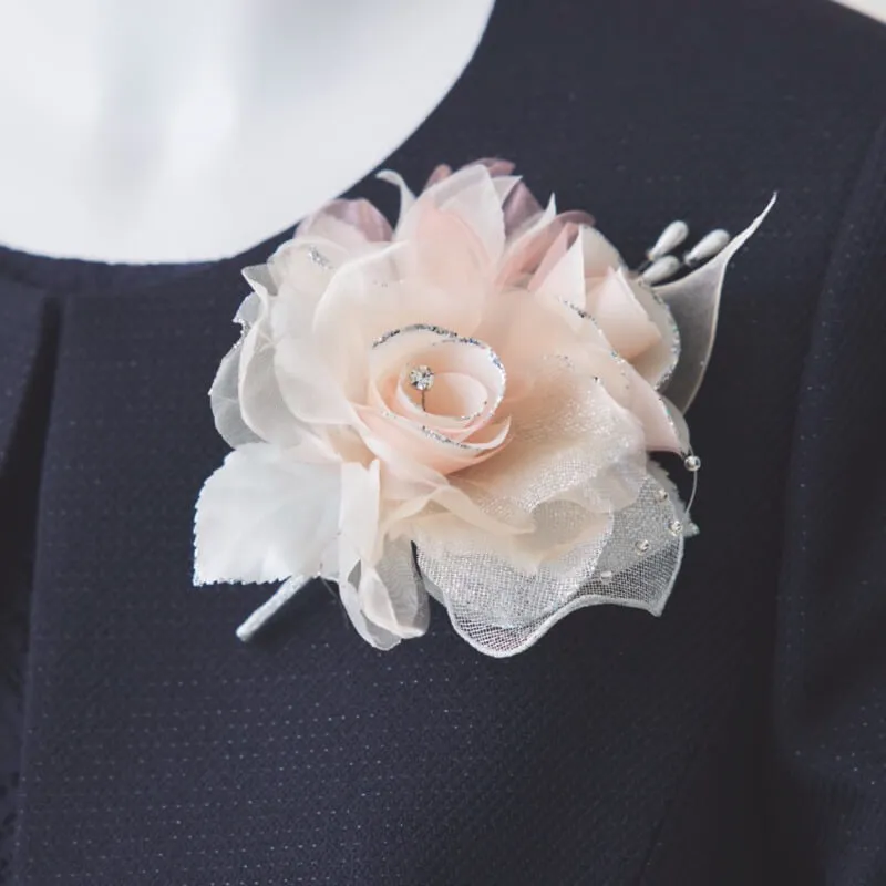 ライトピンクのフラワーコサージュ