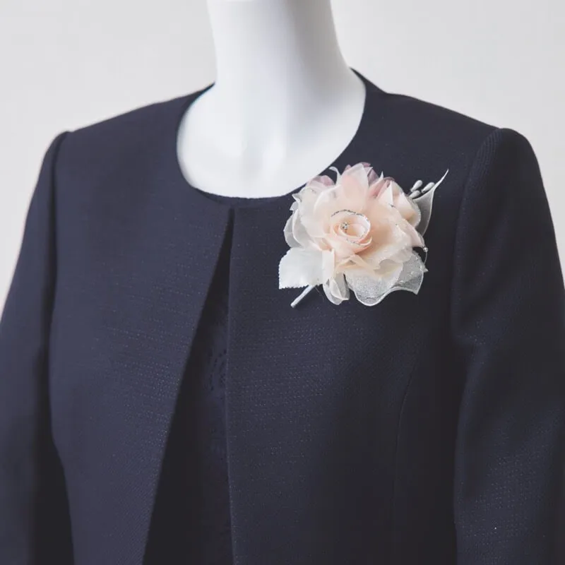 ライトピンクのフラワーコサージュ