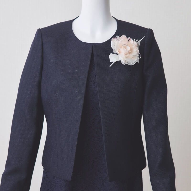 ライトピンクのフラワーコサージュ