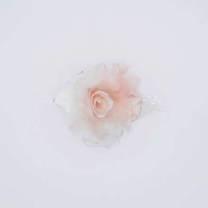 ライトピンクのフラワーコサージュ