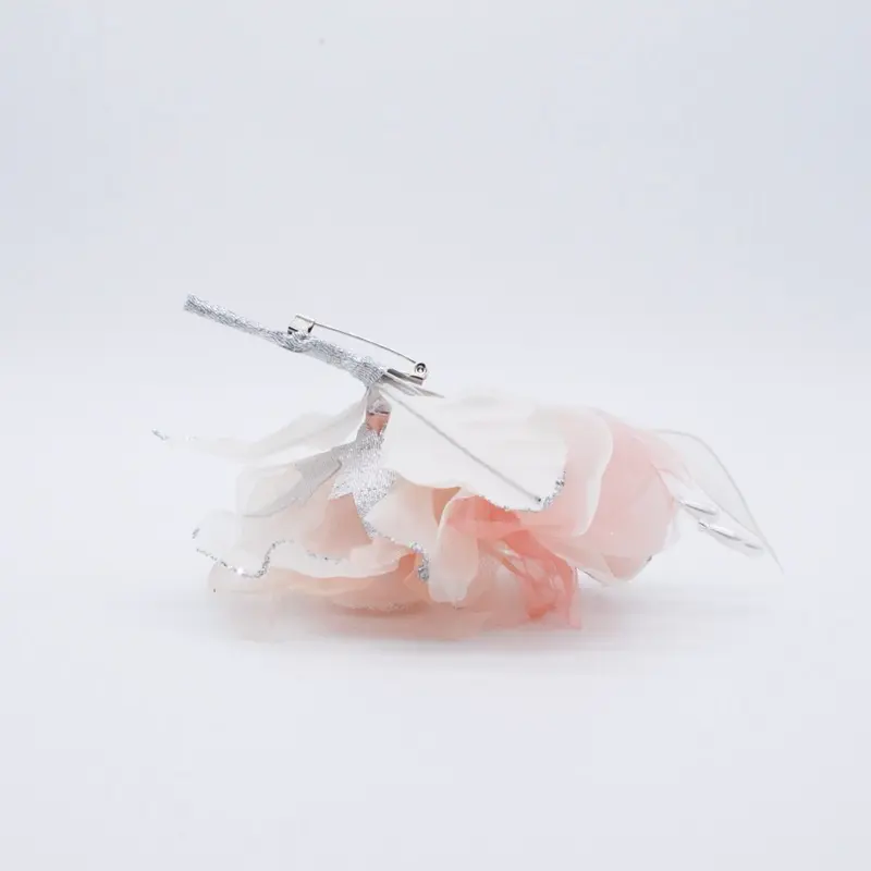 ライトピンクのフラワーコサージュ