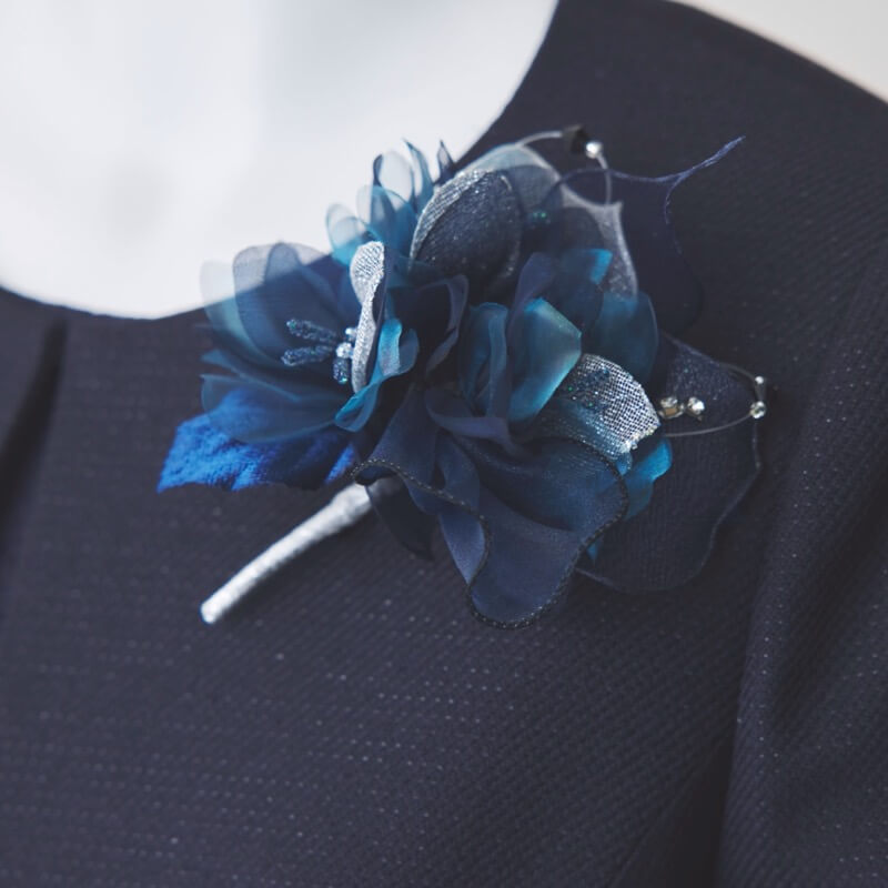 ネイビーのグラデーションコサージュ
