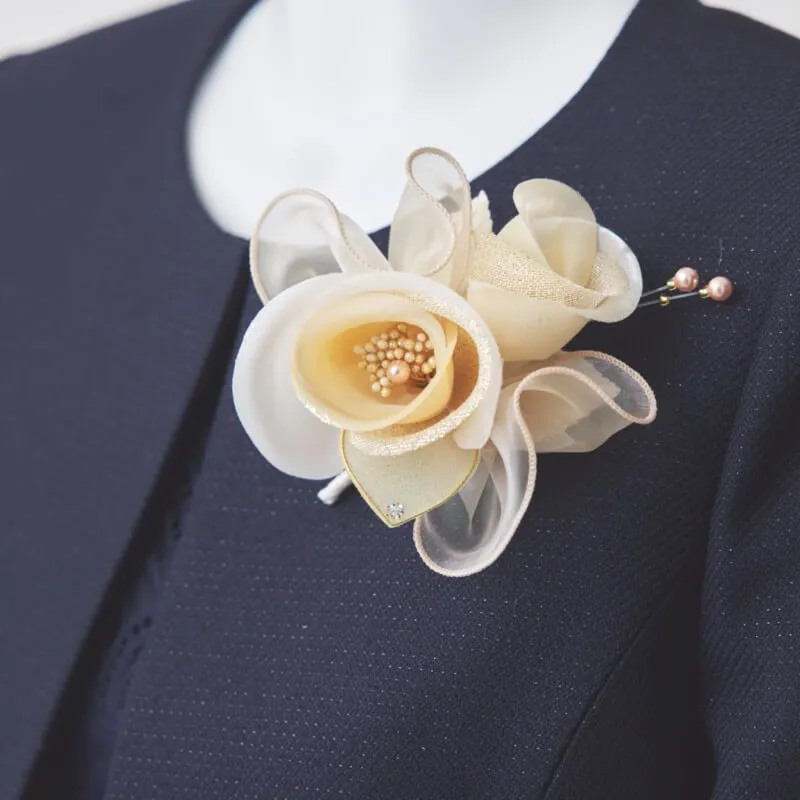 ライトベージュのローズコサージュ