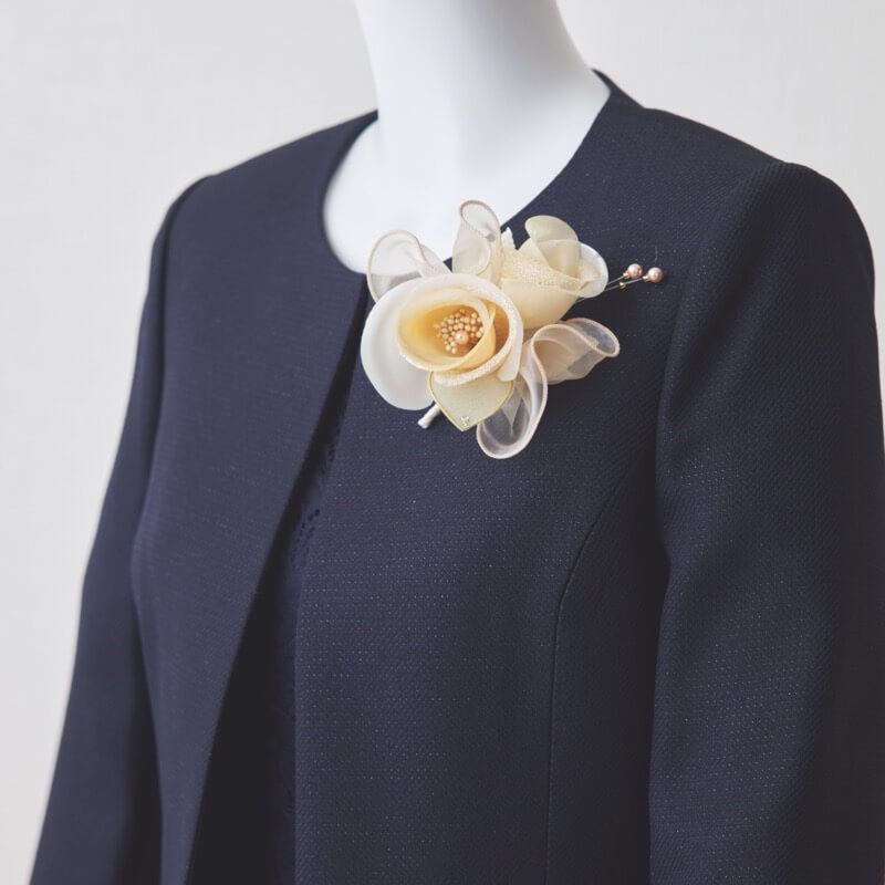 ライトベージュのローズコサージュ