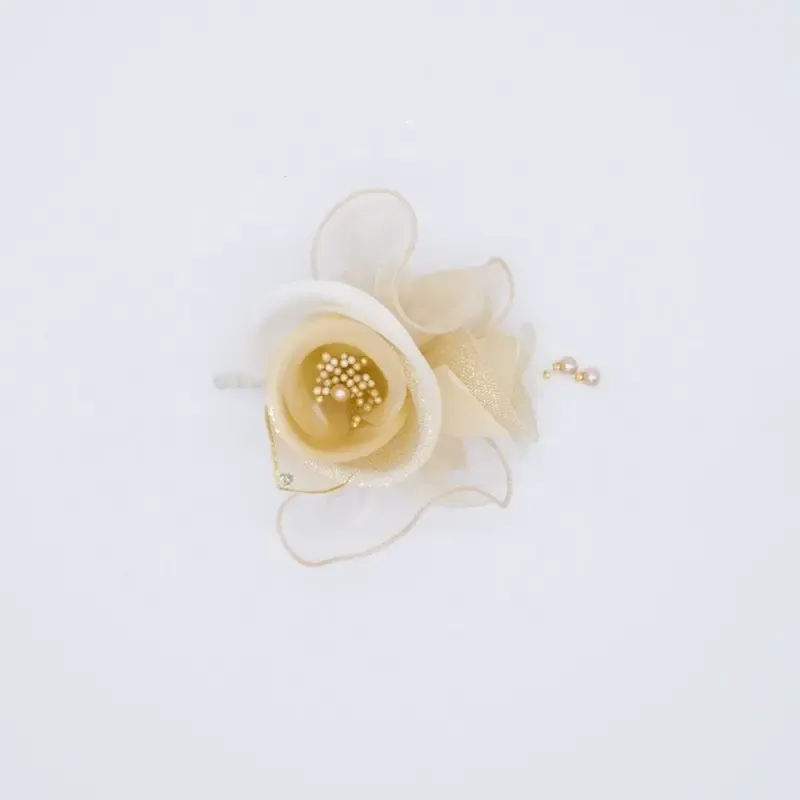 ライトベージュのローズコサージュ