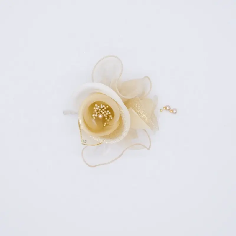 ライトベージュのローズコサージュ