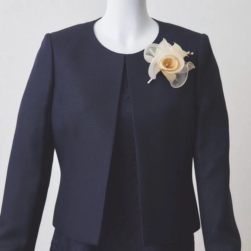 ライトベージュのローズコサージュ