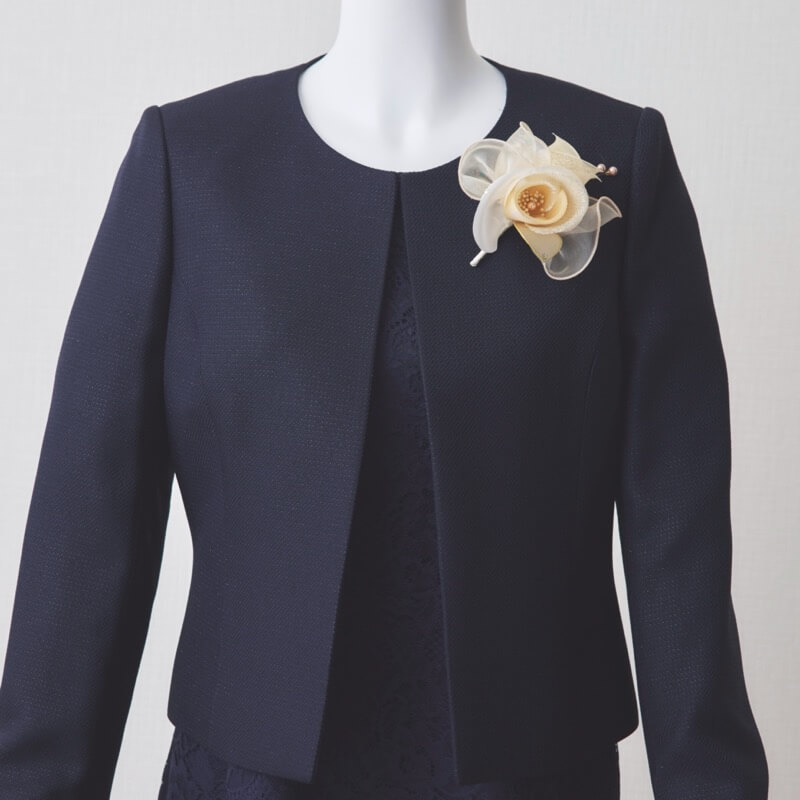 ライトベージュのローズコサージュ