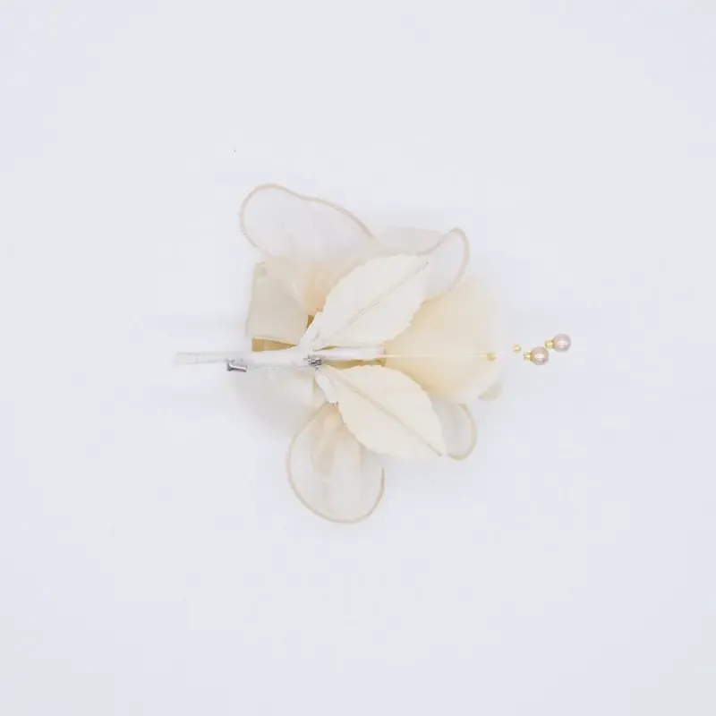 ライトベージュのローズコサージュ