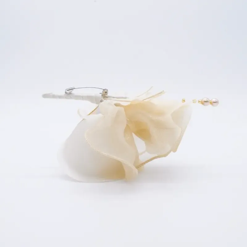 ライトベージュのローズコサージュ