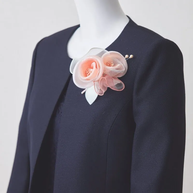 サーモンピンクのローズコサージュ
