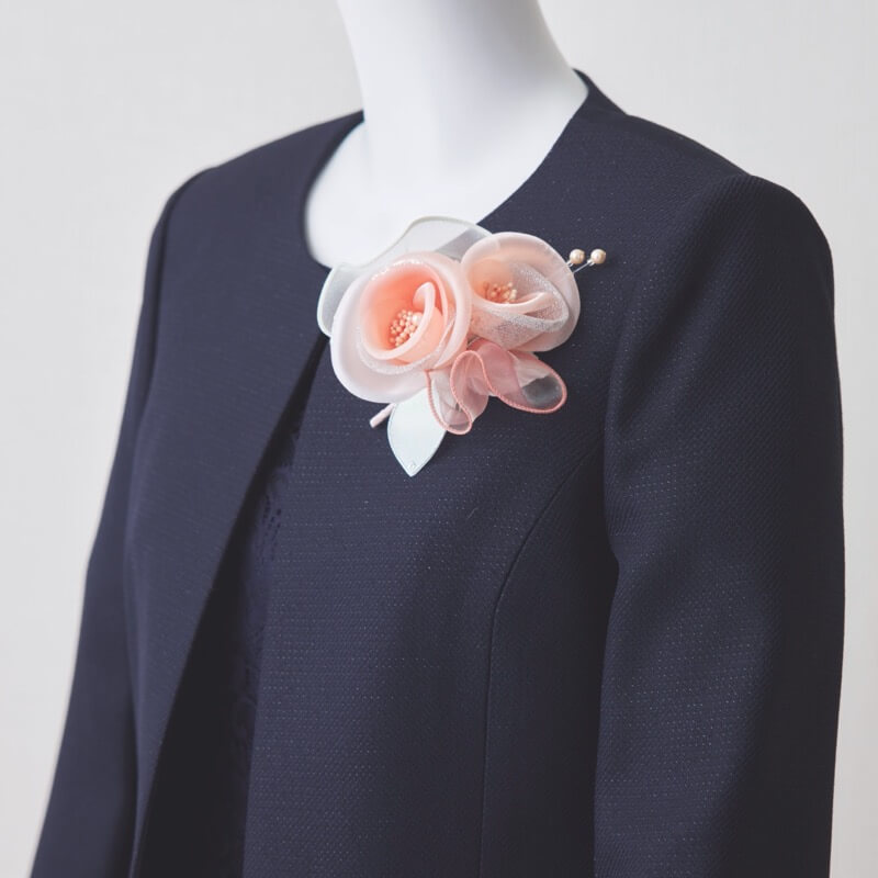 サーモンピンクのローズコサージュ