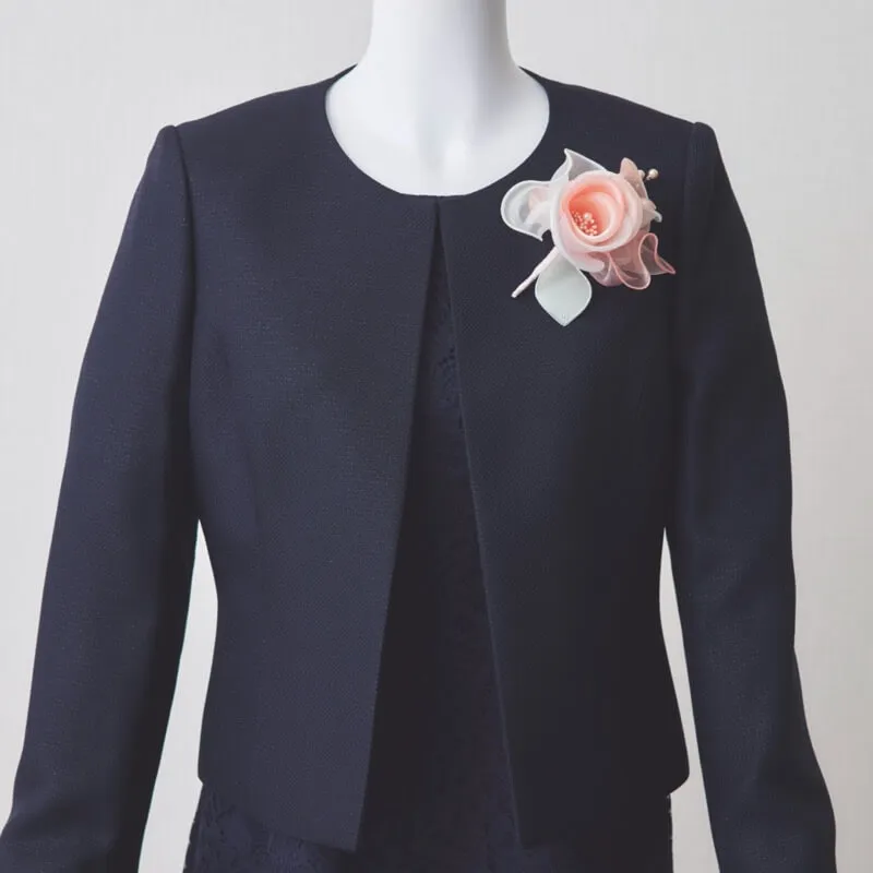 サーモンピンクのローズコサージュ