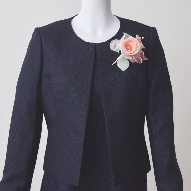 サーモンピンクのローズコサージュ