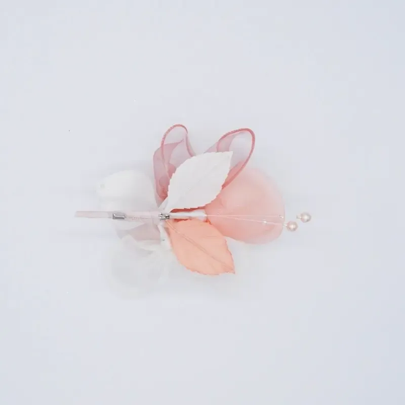 サーモンピンクのローズコサージュ