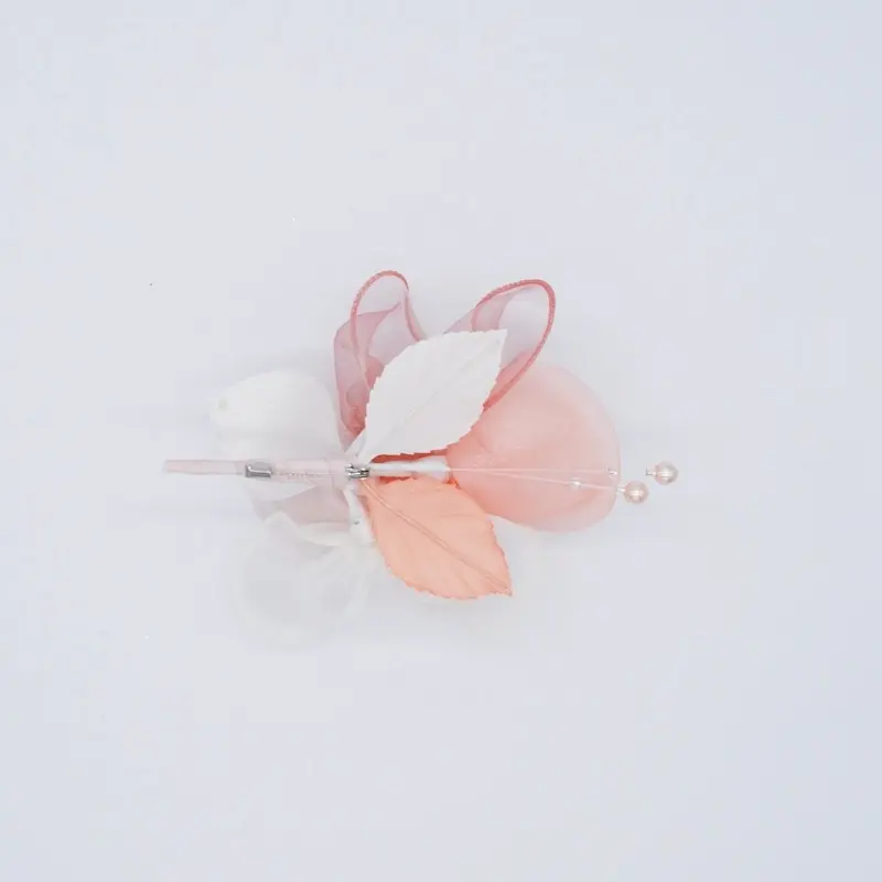 サーモンピンクのローズコサージュ