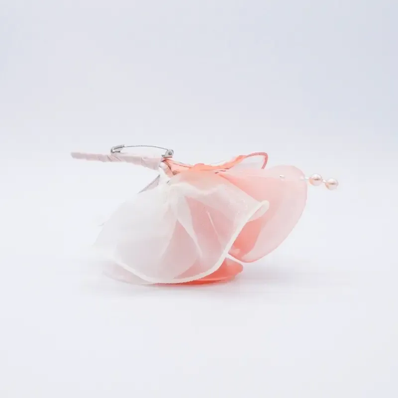 サーモンピンクのローズコサージュ