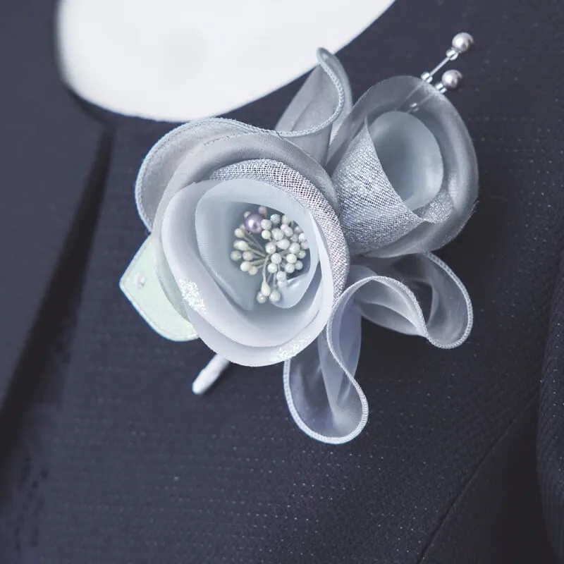 シルバーグレーのローズコサージュ