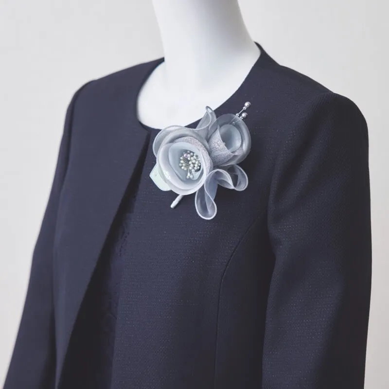 シルバーグレーのローズコサージュ