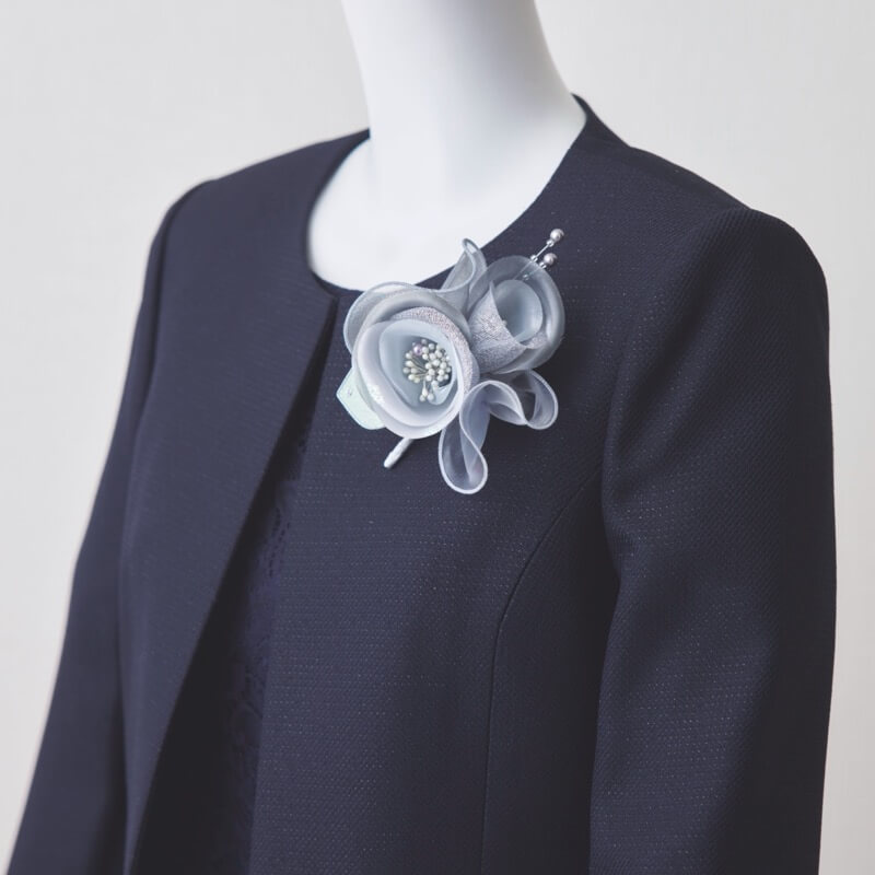 シルバーグレーのローズコサージュ