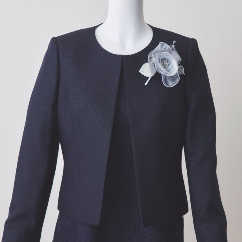 シルバーグレーのローズコサージュ