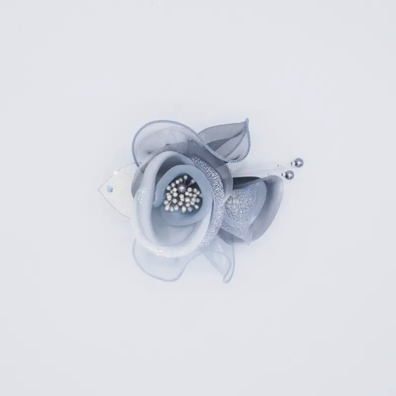 シルバーグレーのローズコサージュ