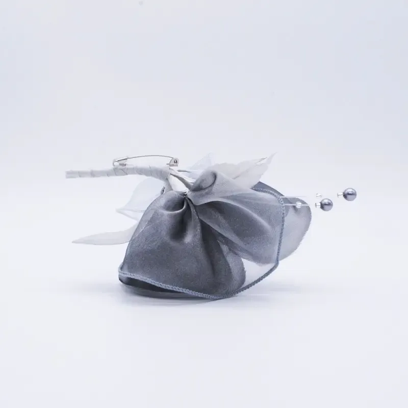 シルバーグレーのローズコサージュ