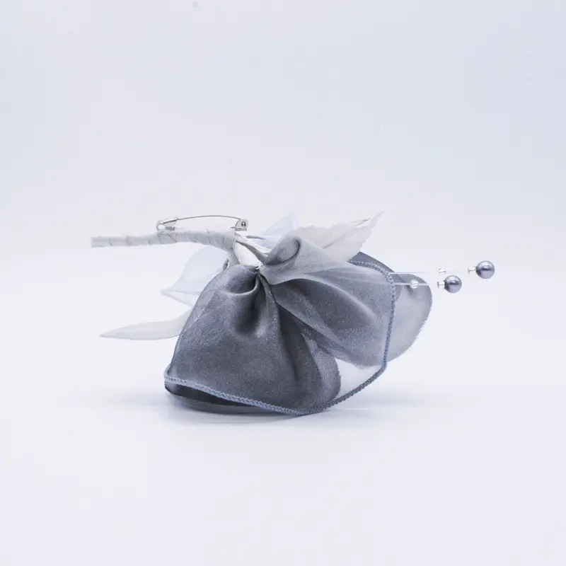 シルバーグレーのローズコサージュ