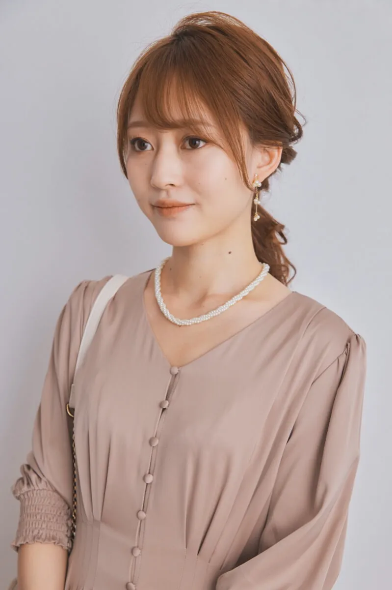 ベージュのエレガントボタンワンピース